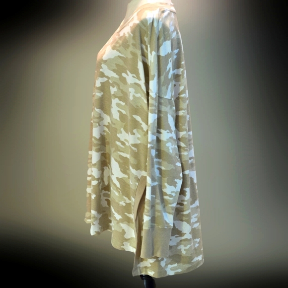 Wonderland Studio Sweatshirt Tan & Cream Camo Pattern Slit Sides Women size 3X - Picture 3 of 9